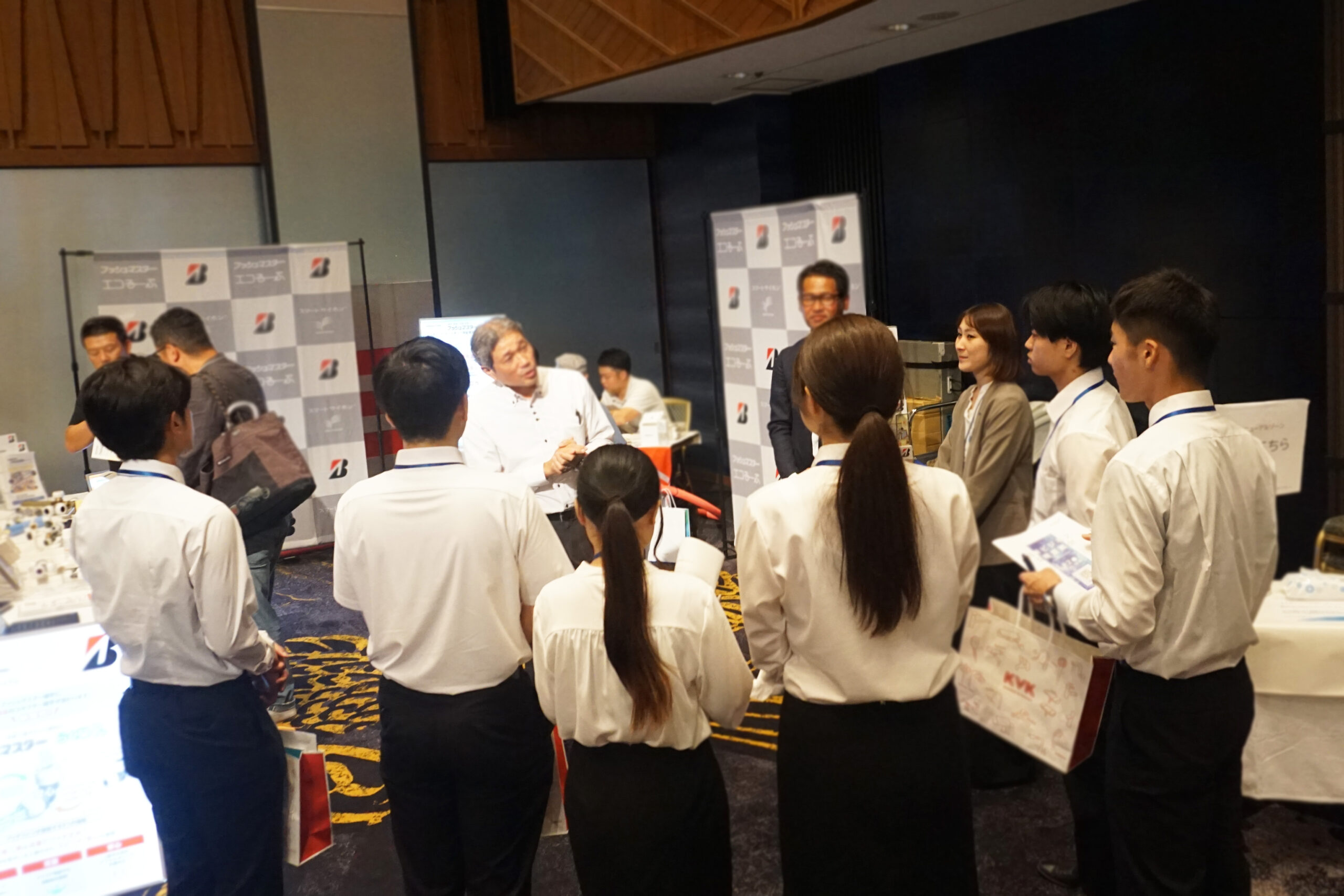 (内定者のみなさんの様子 各ブースを見学します)